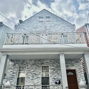 https://modern-3-bedroom-brooklyn-apartment-close-to-j-train.us-newyorkcity.com